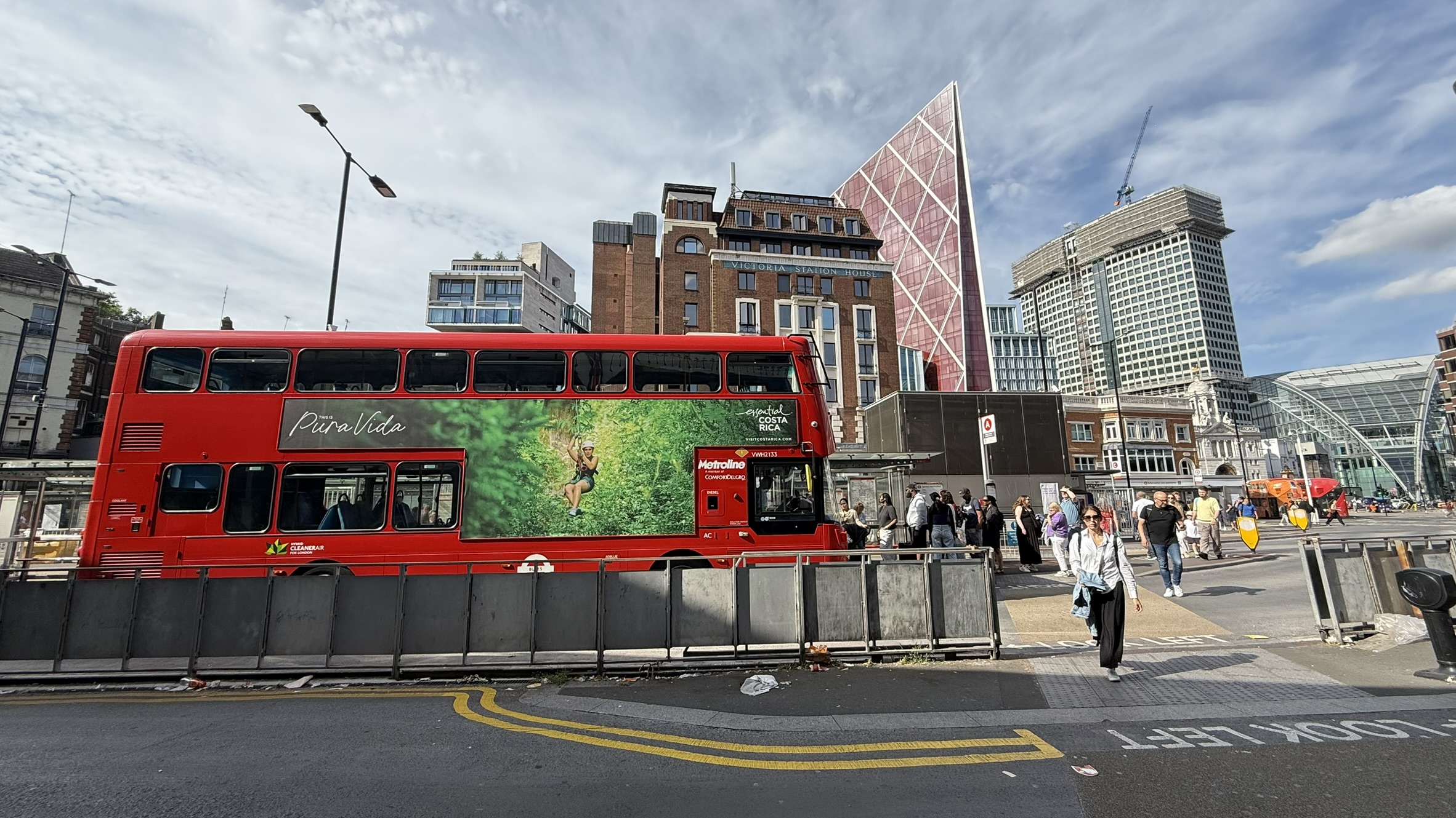 Costa Rica deslumbra en 100 emblemáticos buses rojos de dos pisos en la ciudad de Londres