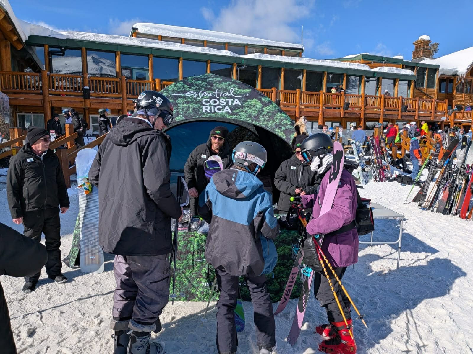 Biodiversidad de Costa Rica llenó de color cinco estaciones de esquí en Canadá