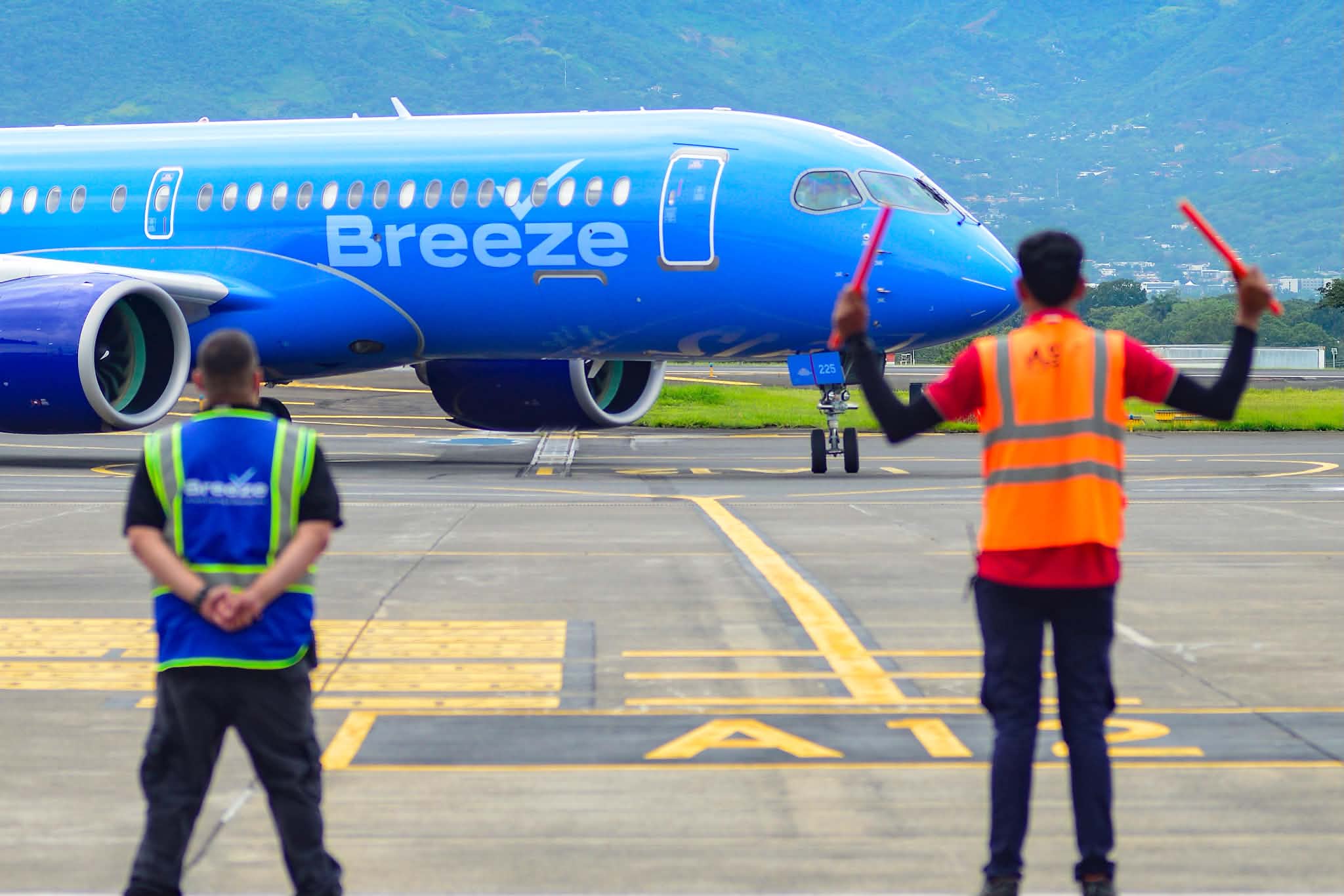 Breeze Airways inició su primera semana de operaciones en Costa Rica con vuelos desde Tampa, Florida
